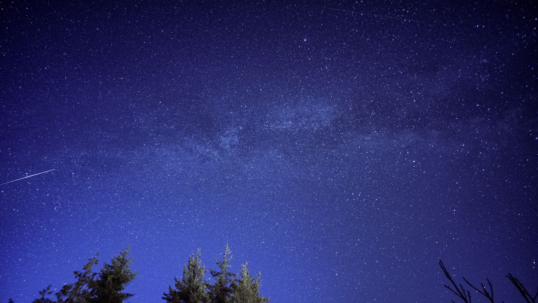 Via Lattea e cielo stellato sopra un paesaggio di montagna