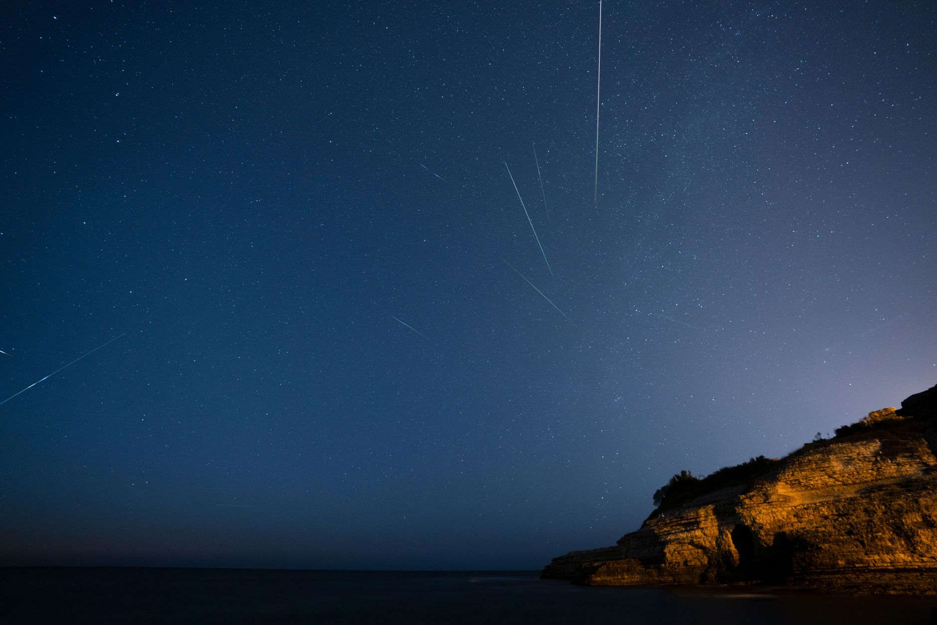 Persona che osserva le stelle cadenti in una notte d'estate