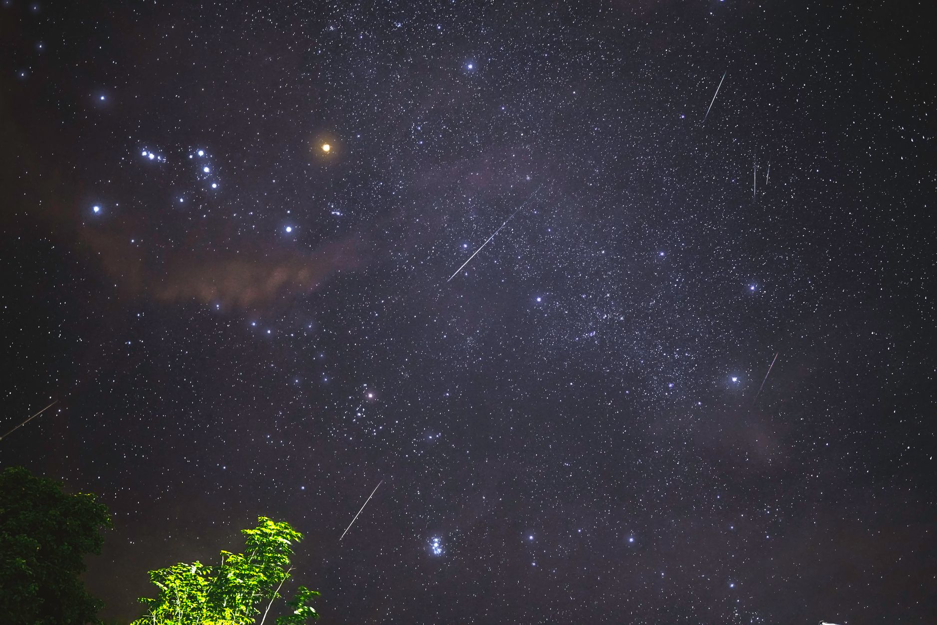 Scie luminose di meteore nel cielo notturno