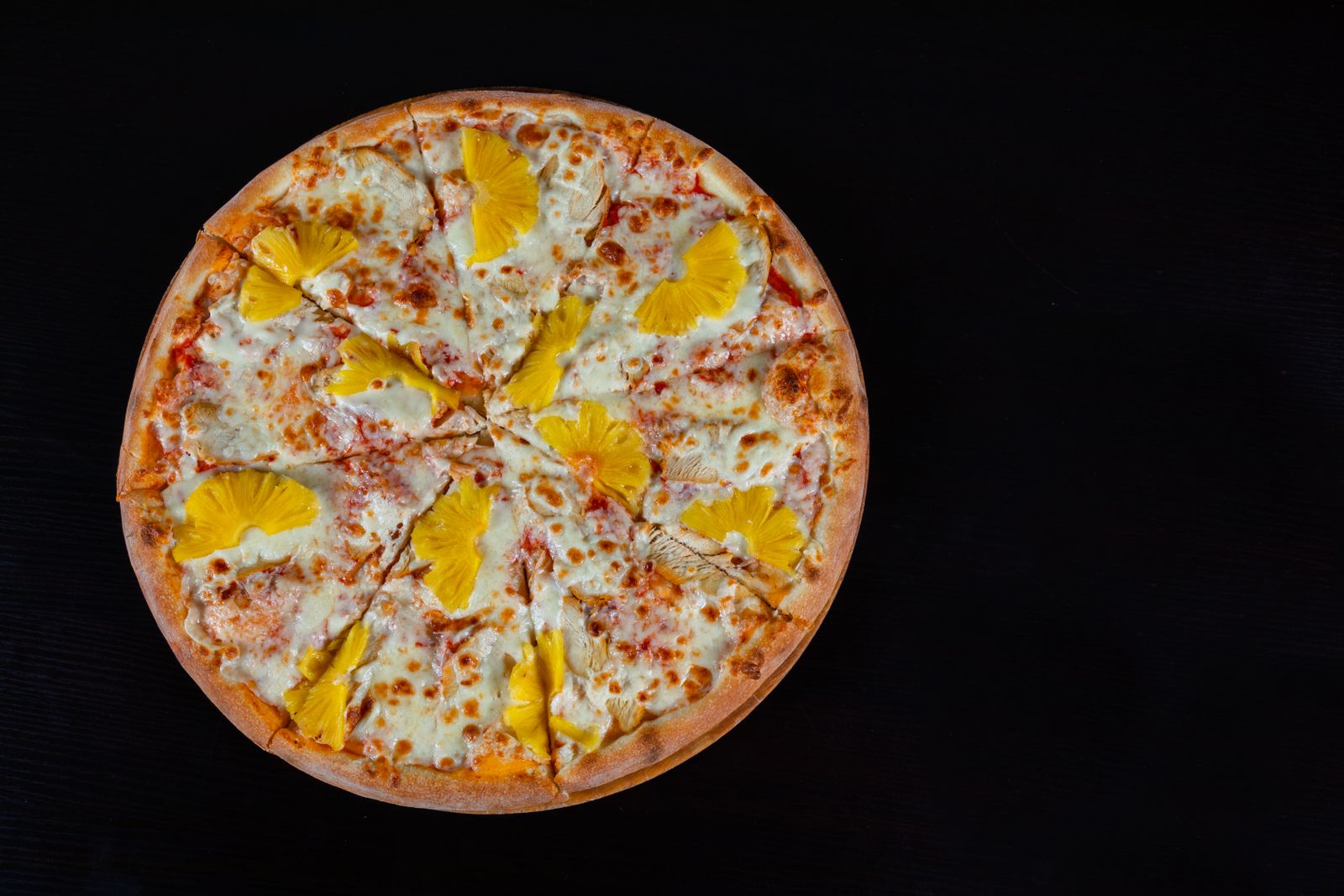 Pizza hawaiana con prosciutto cotto e ananas