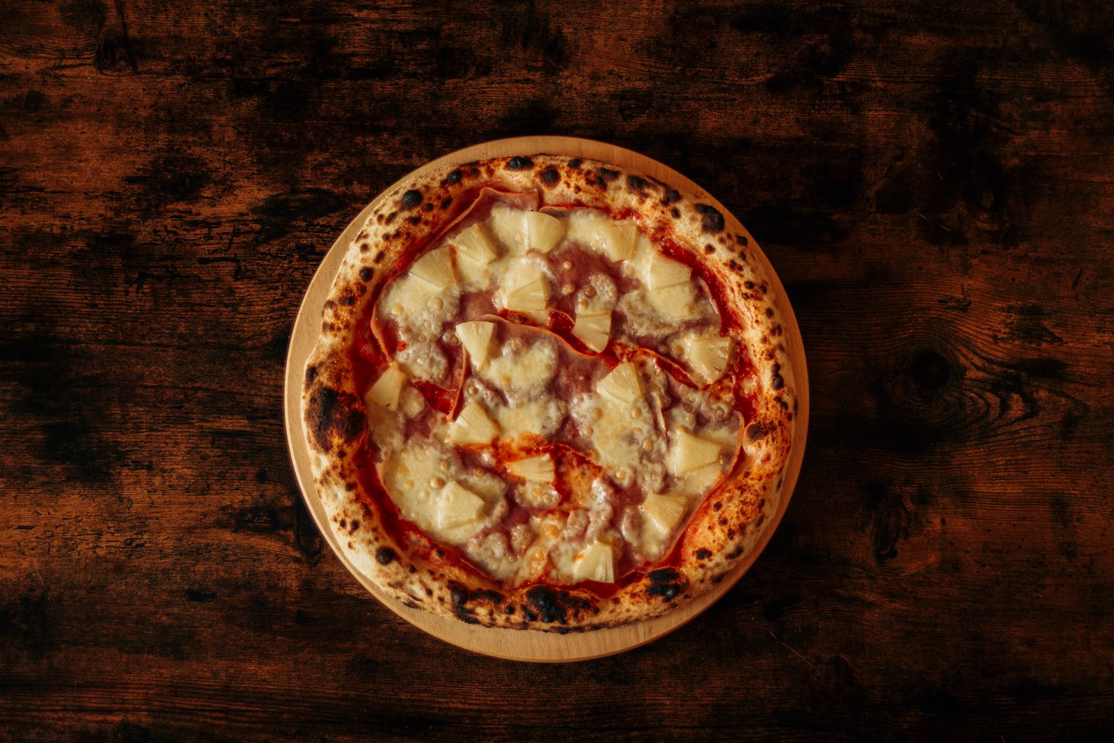 Pizza hawaiana con prosciutto e ananas