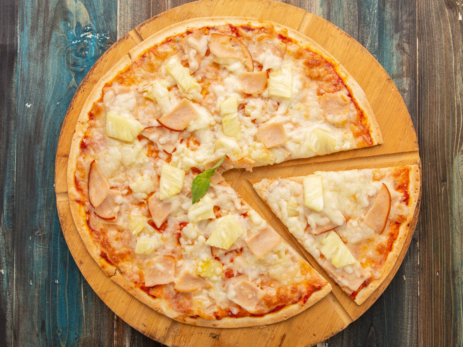 Pizza con ananas e prosciutto vista dall'alto