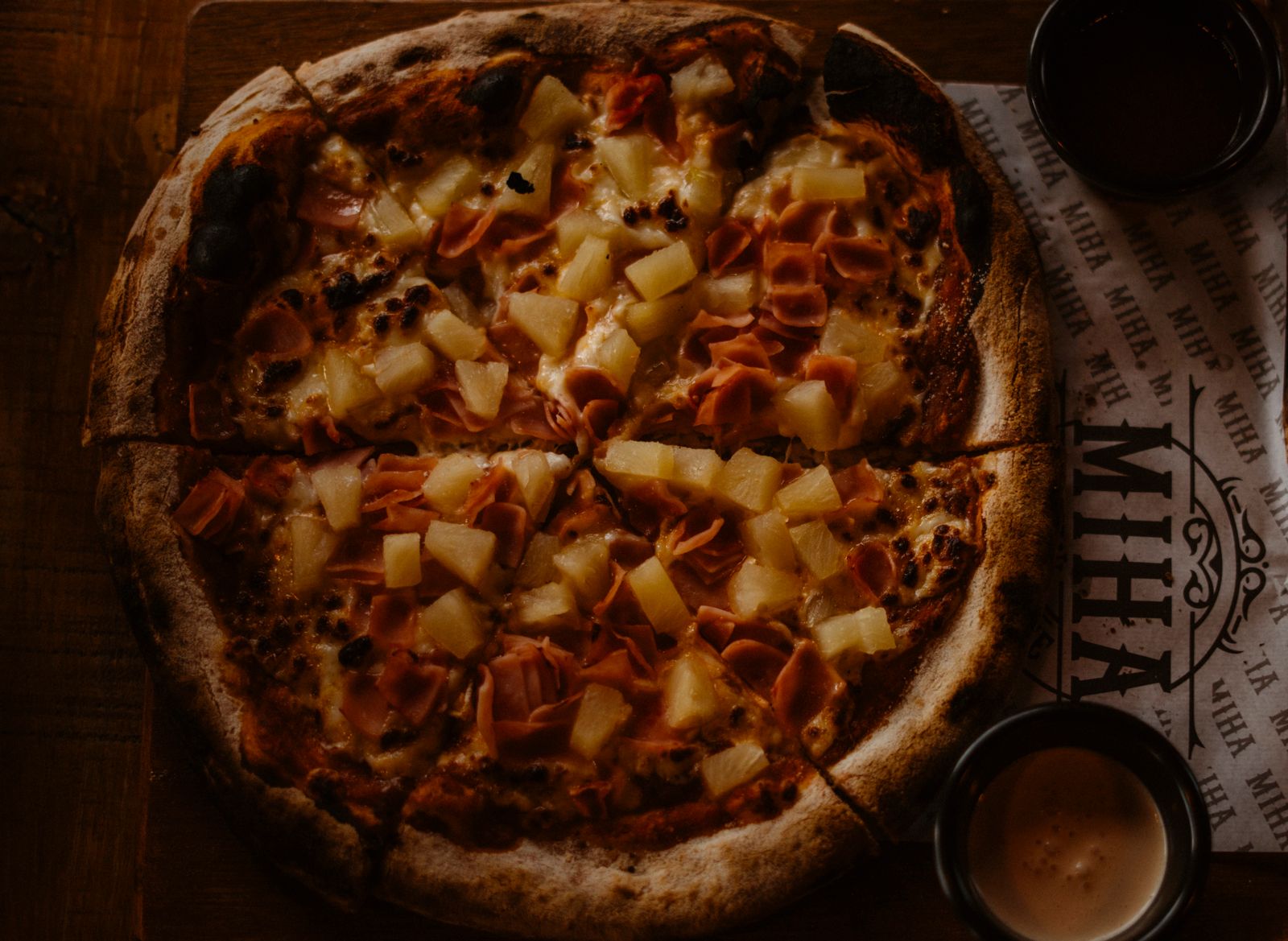 Primo piano di una pizza all'ananas