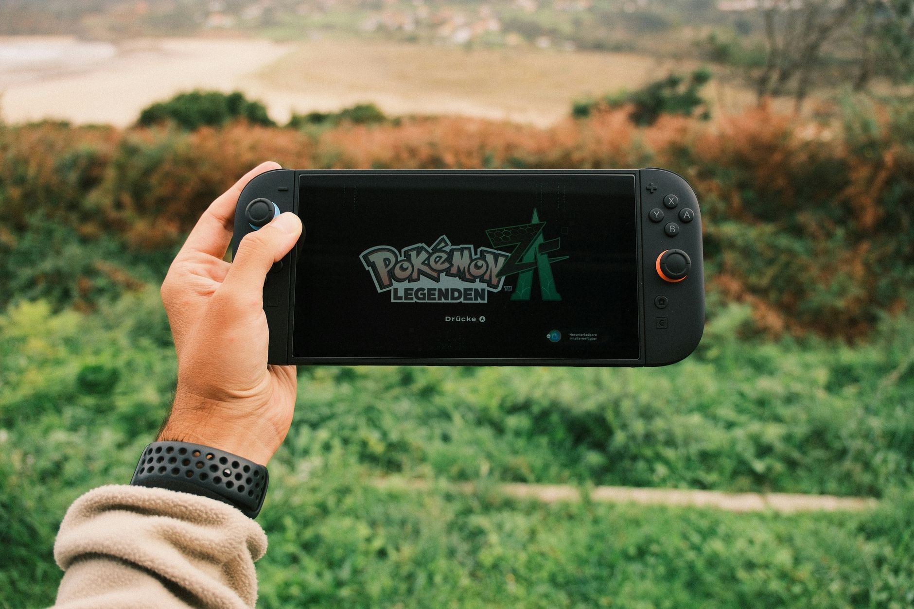 Smartphone con un gioco di realtà aumentata in una strada cittadina