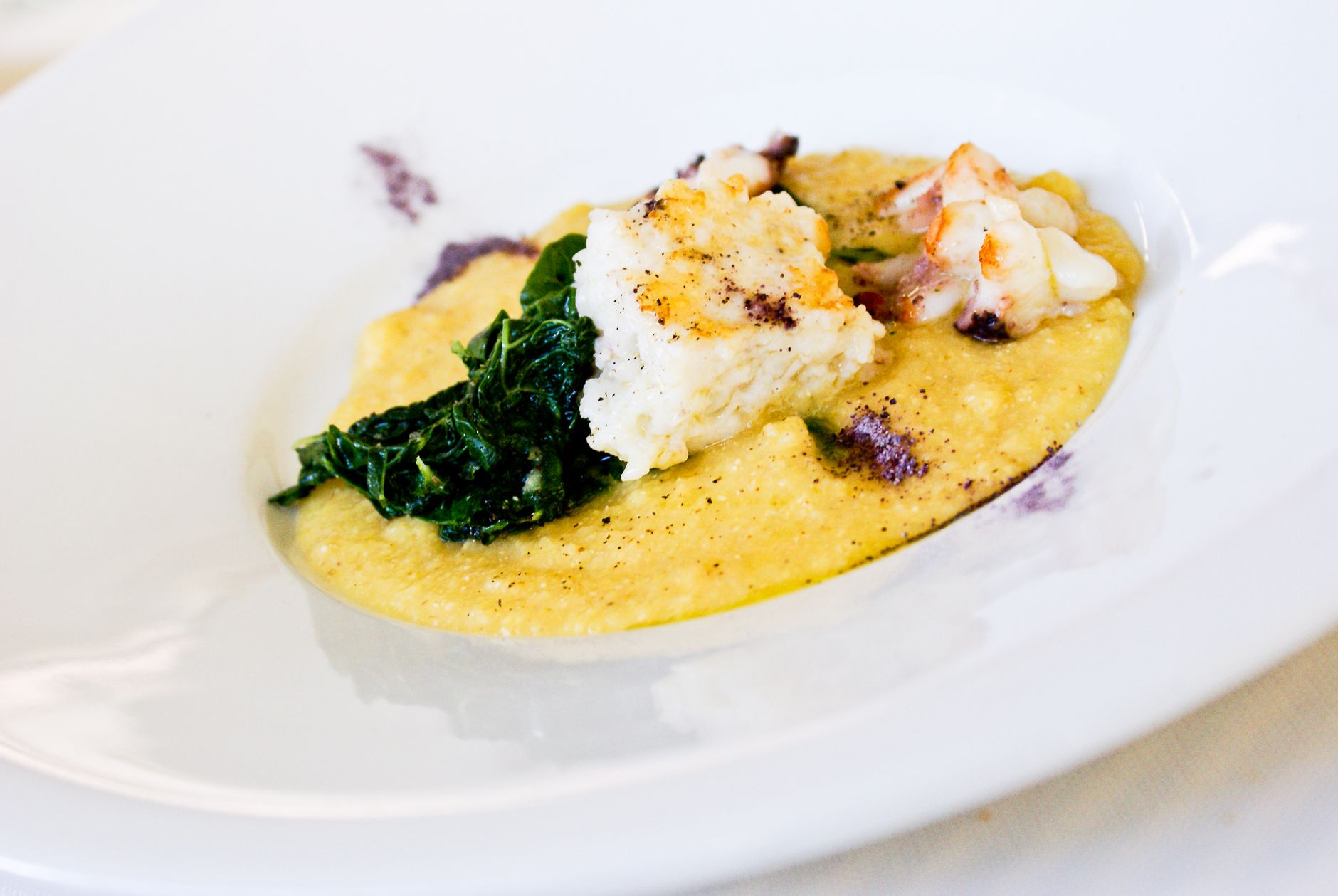 Polenta gialla fumante servita in un piatto rustico