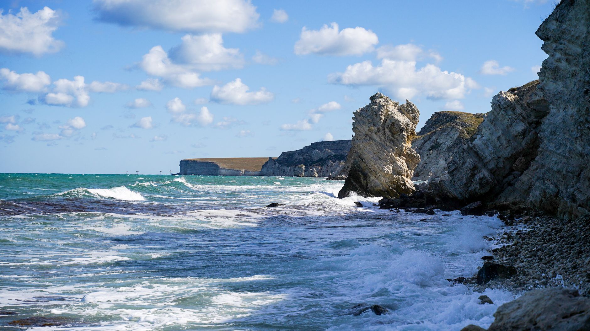 Costa rocciosa affacciata sul mare azzurro