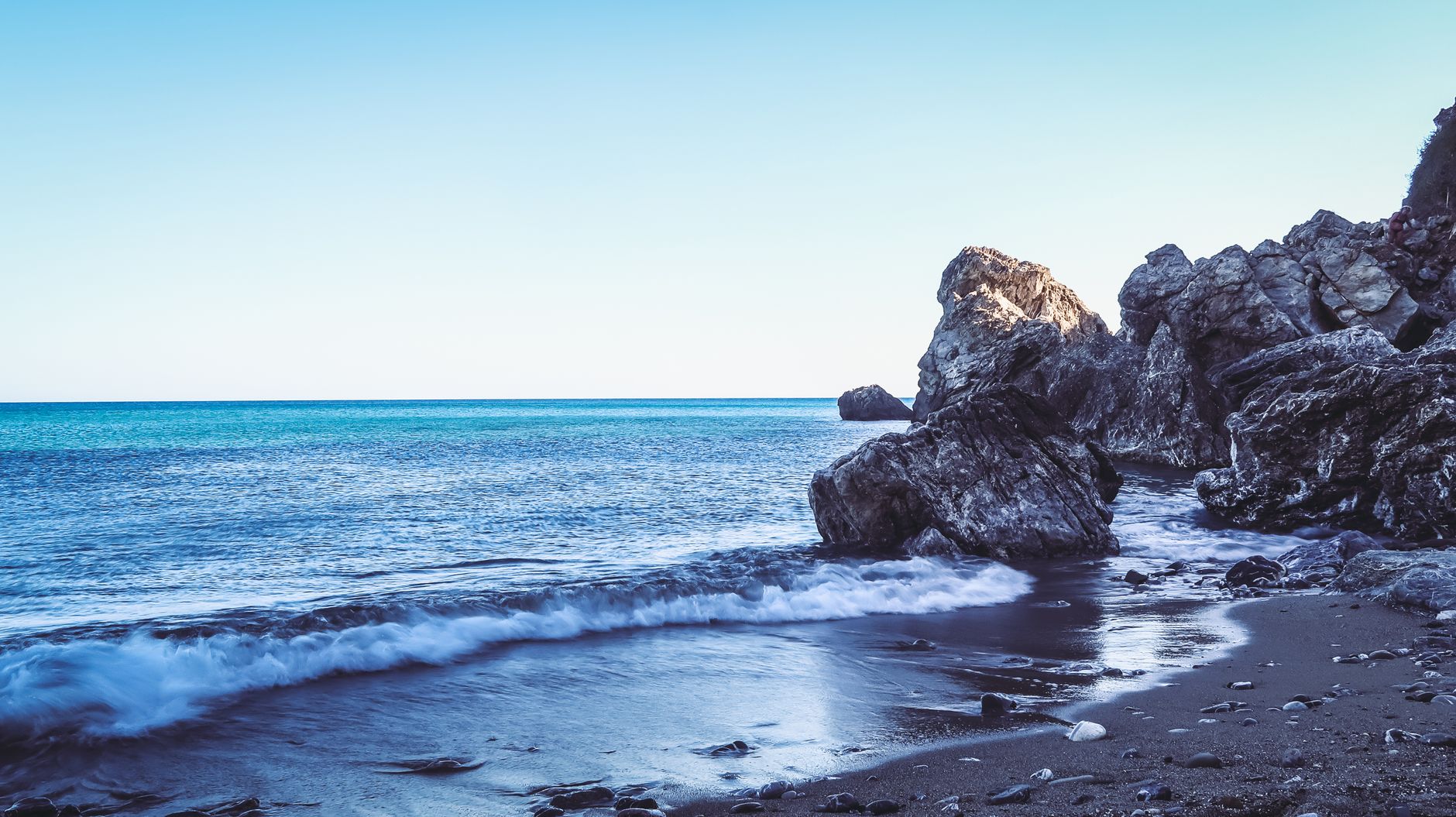 Piccola baia con acqua limpida e scogli