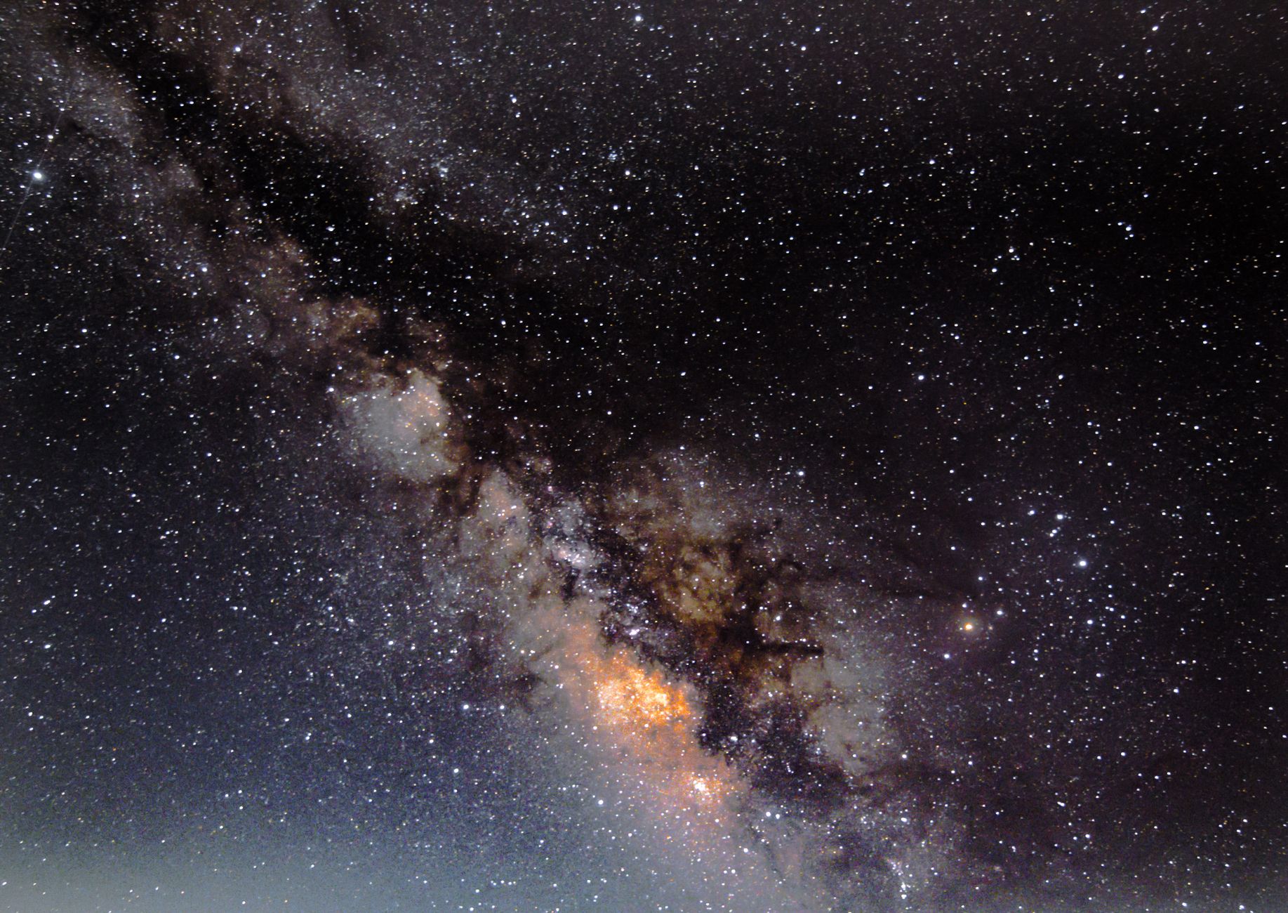 Centro della Via Lattea con dense nubi di gas e stelle