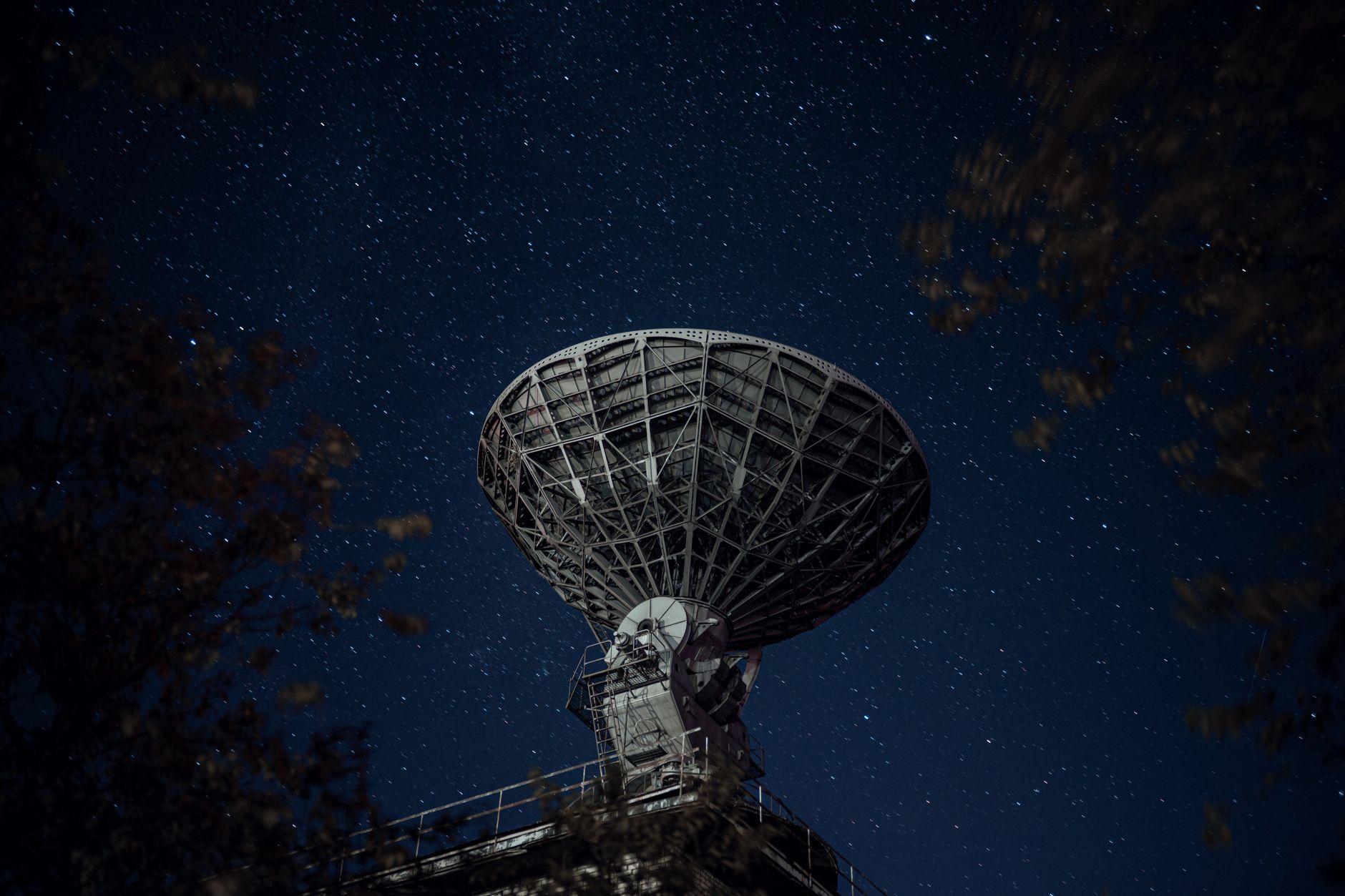 Radiotelescopio puntato verso il cielo notturno