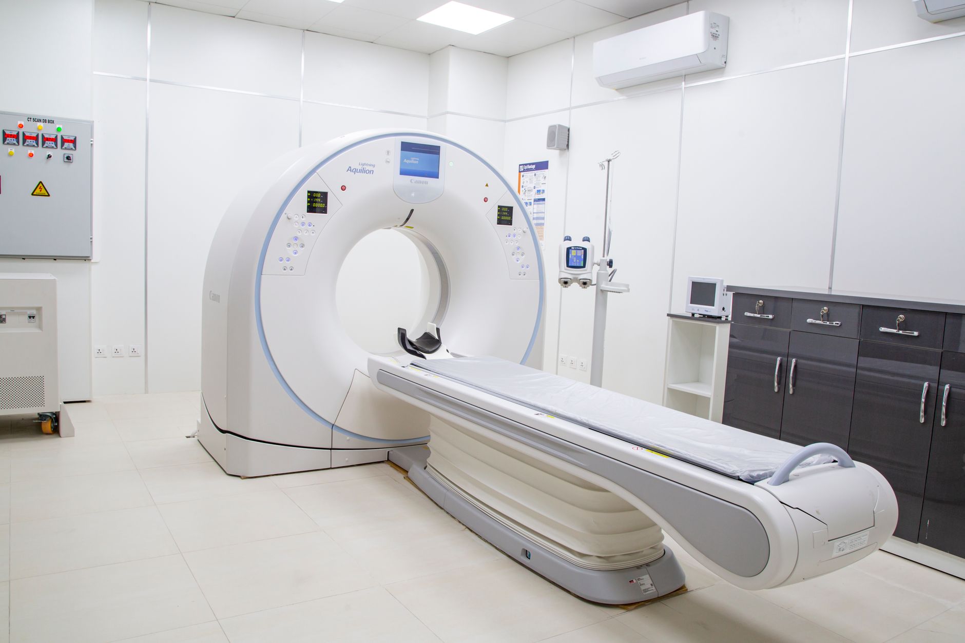 Medico che osserva una radiografia del torace