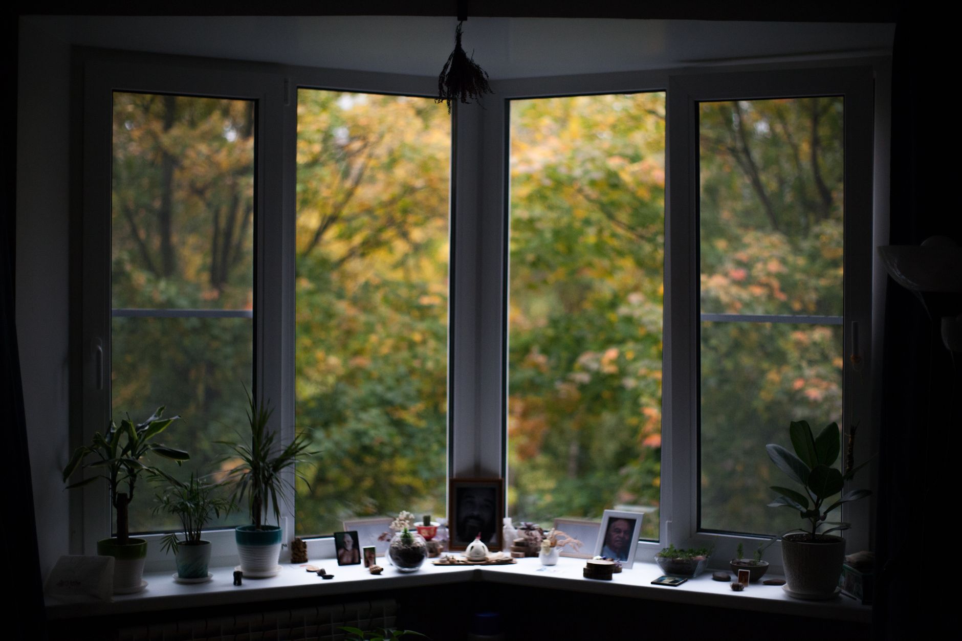 Angolo accogliente di casa con luce naturale dalla finestra