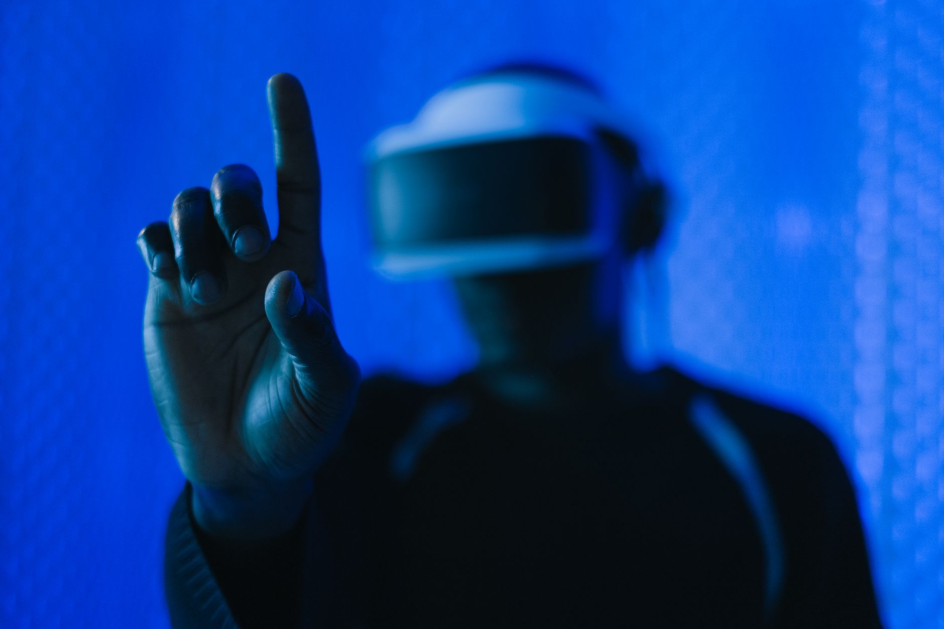 Persona che usa la realtà aumentata con uno smartphone
