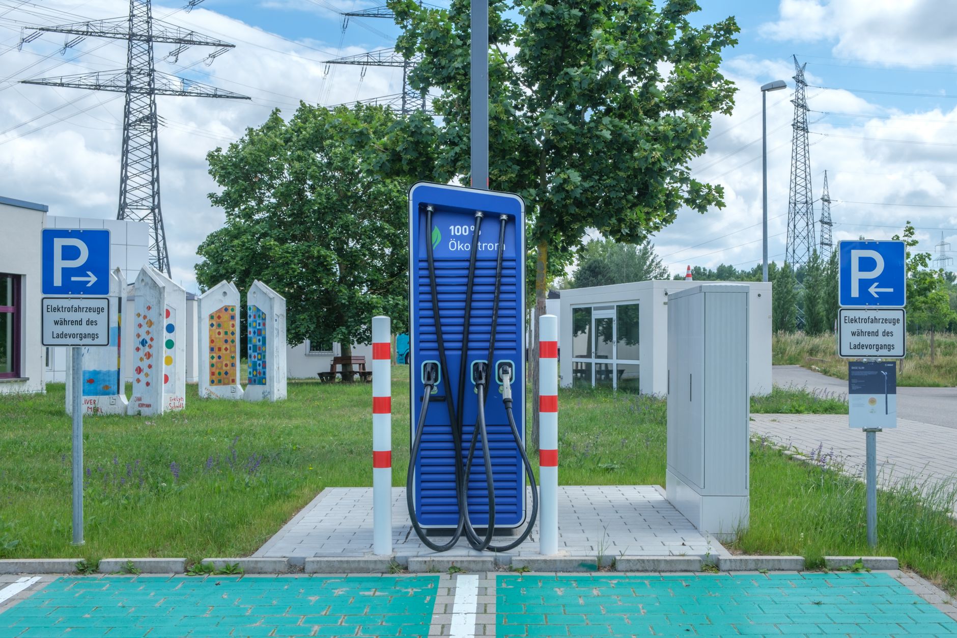 Auto elettrica in ricarica a una colonnina (1)