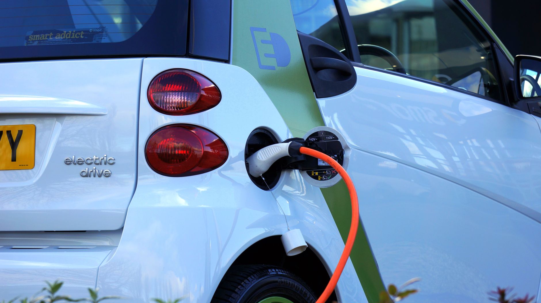 Auto elettrica in ricarica a una colonnina