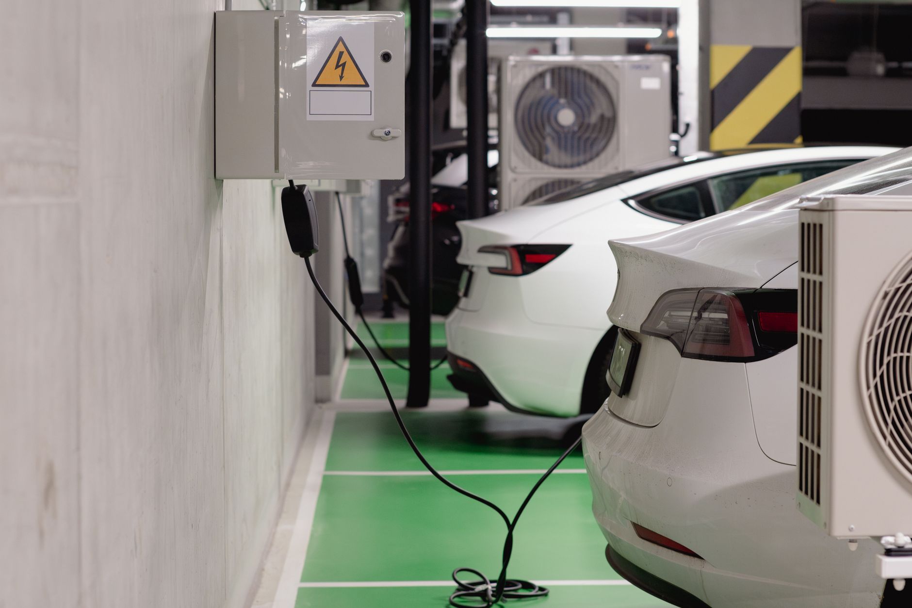 Auto elettrica in ricarica a una colonnina