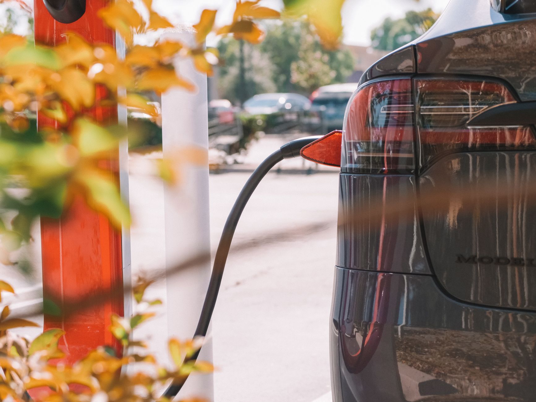 Auto elettrica in ricarica a una colonnina