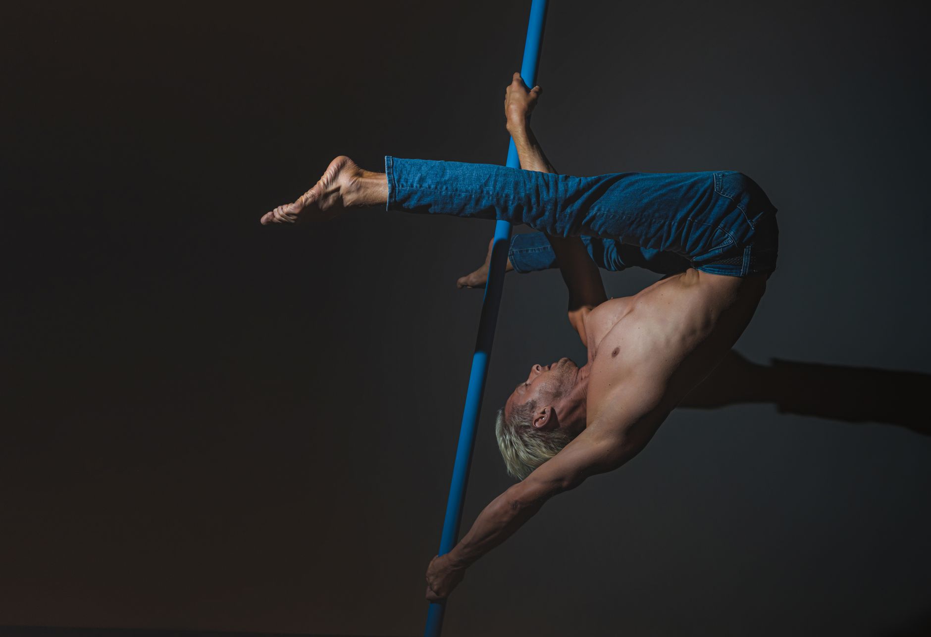 Spettacolo di danza contemporanea su un palcoscenico illuminato