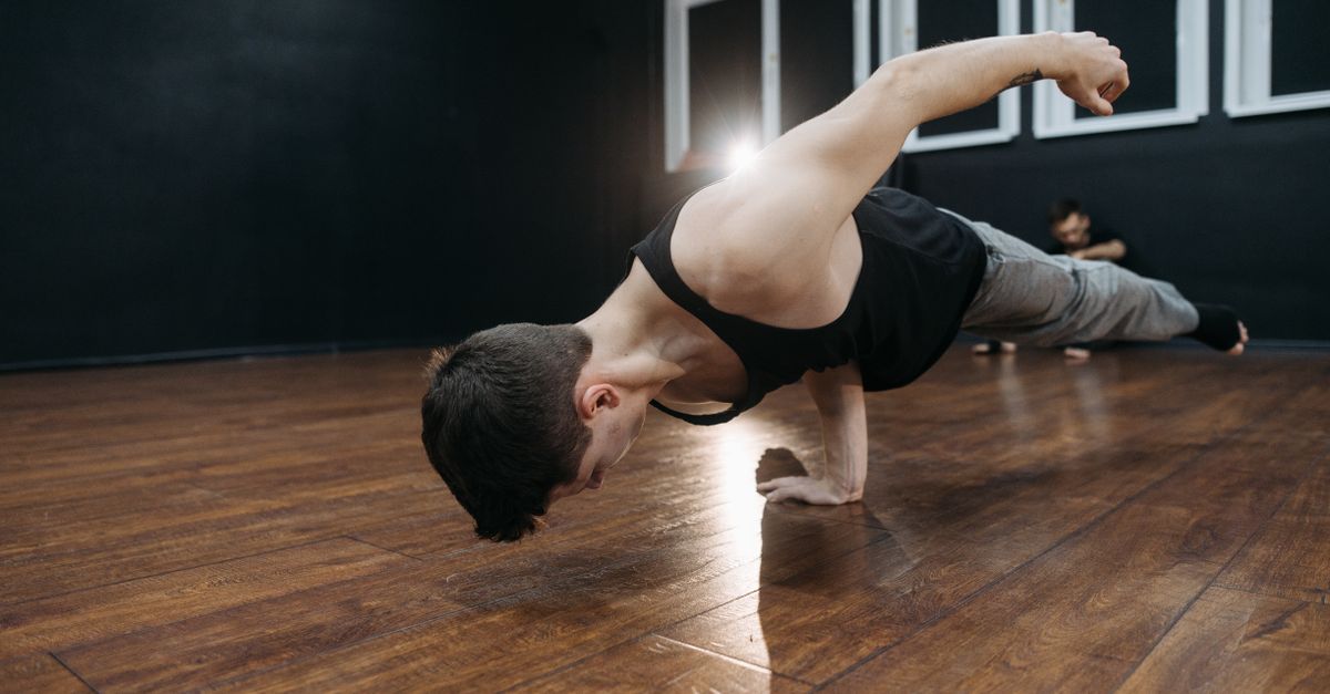 Danzatore contemporaneo in movimento durante una performance