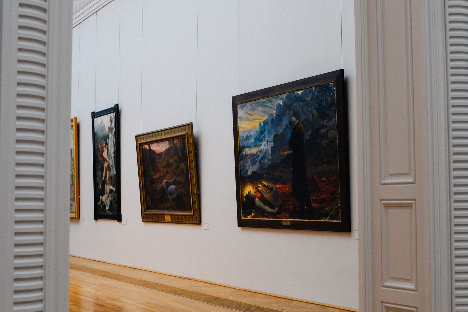 Interno di una galleria d'arte con grandi tele alle pareti