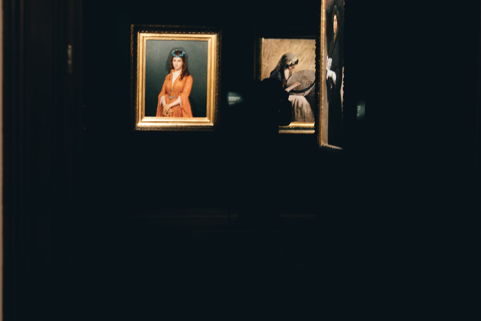 Sala espositiva di un museo con visitatori davanti alle opere