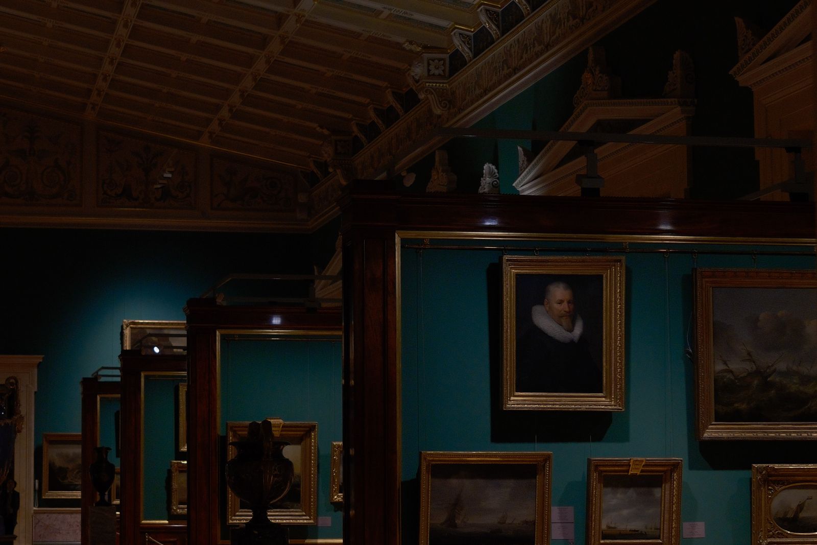 Parete di una mostra d'arte contemporanea illuminata