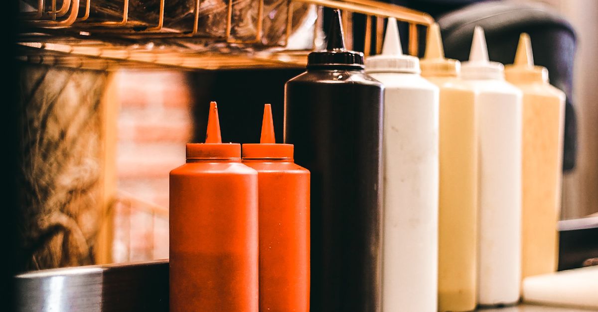 Ingredienti da cucina: aceto, spezie e condimenti scuri