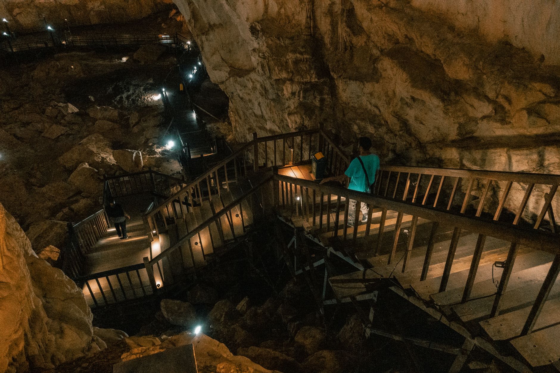 Interno buio di una grotta con passaggi stretti e rocciosi