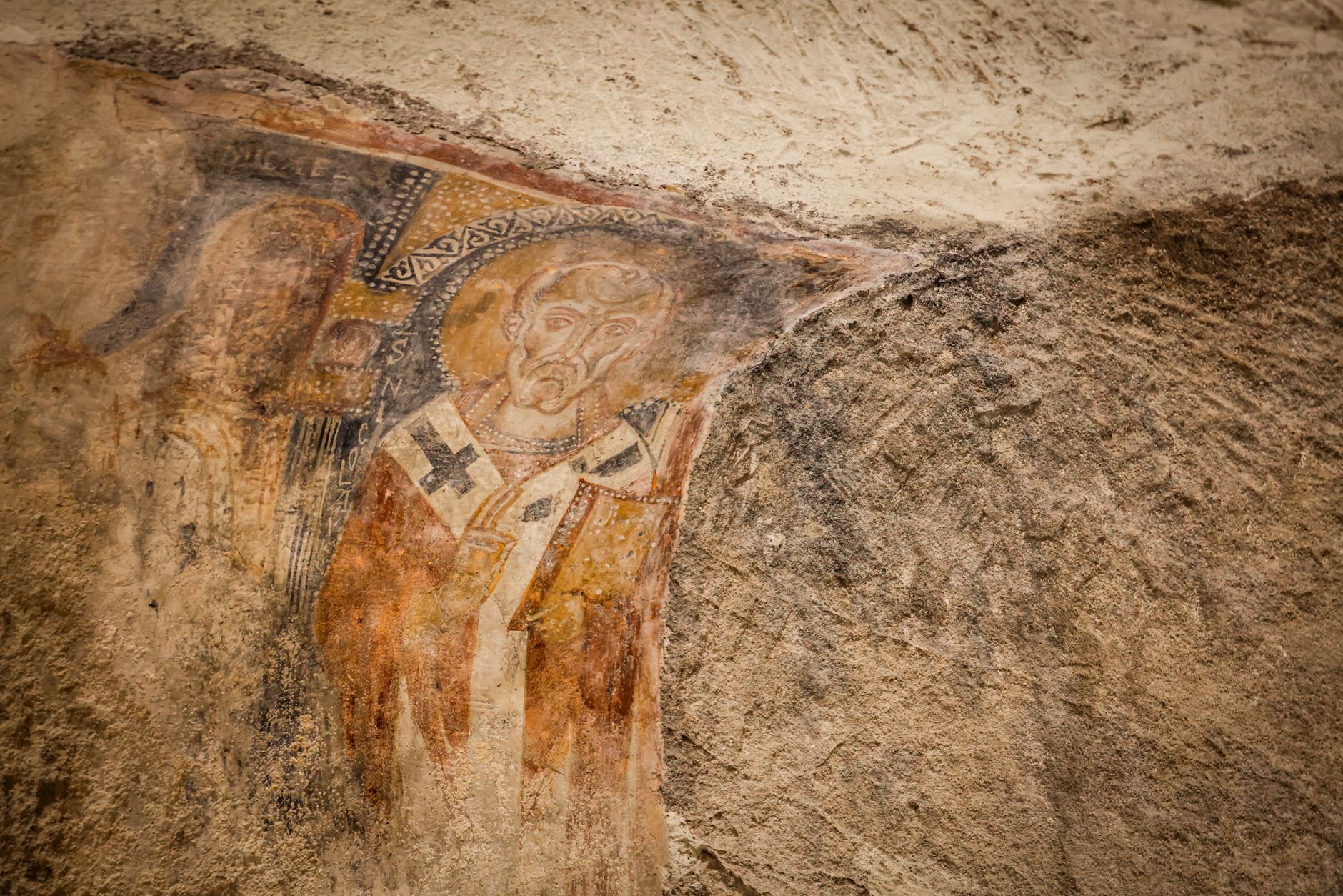 Antico dipinto di arte religiosa su parete