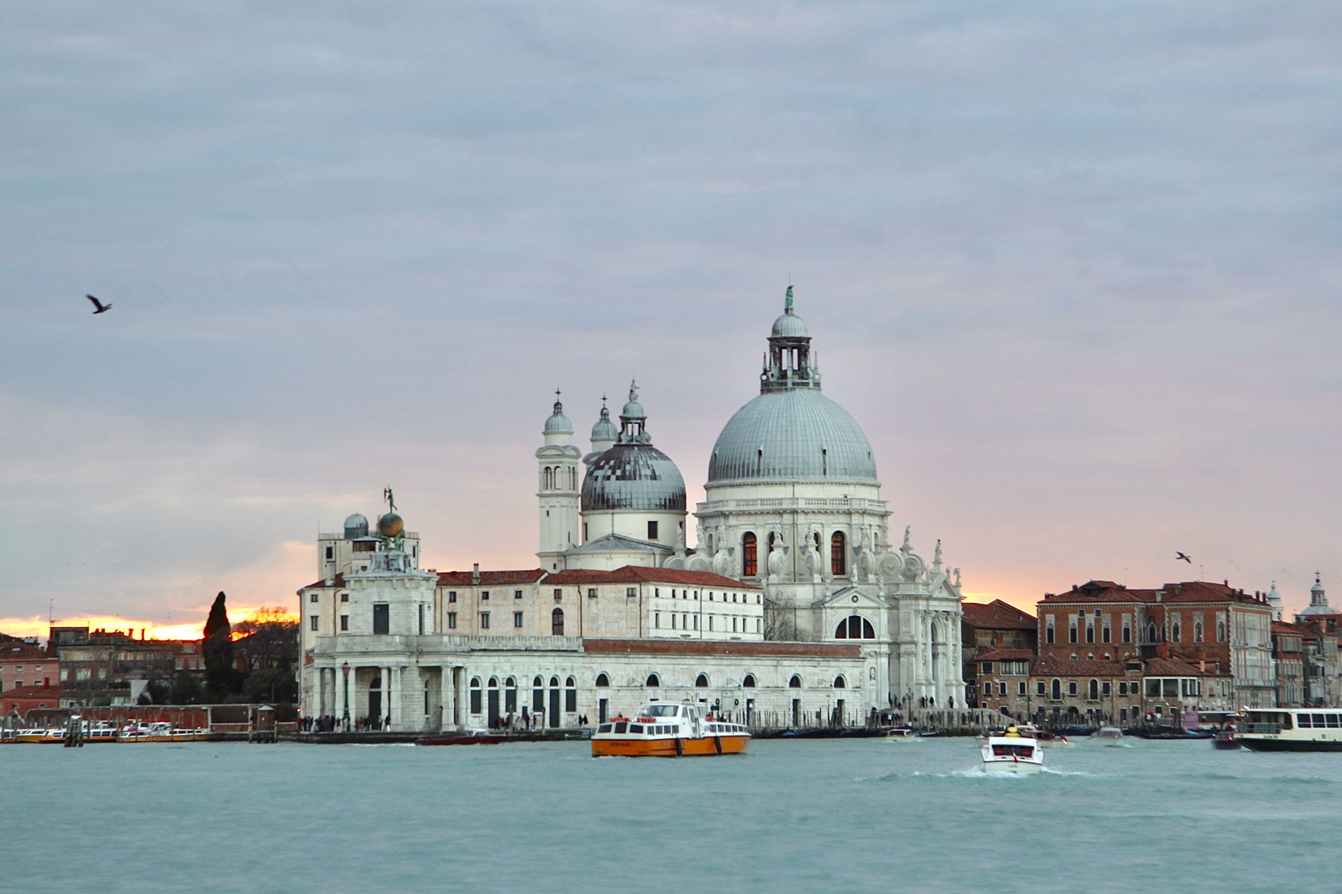 Basilica italiana con facciata storica