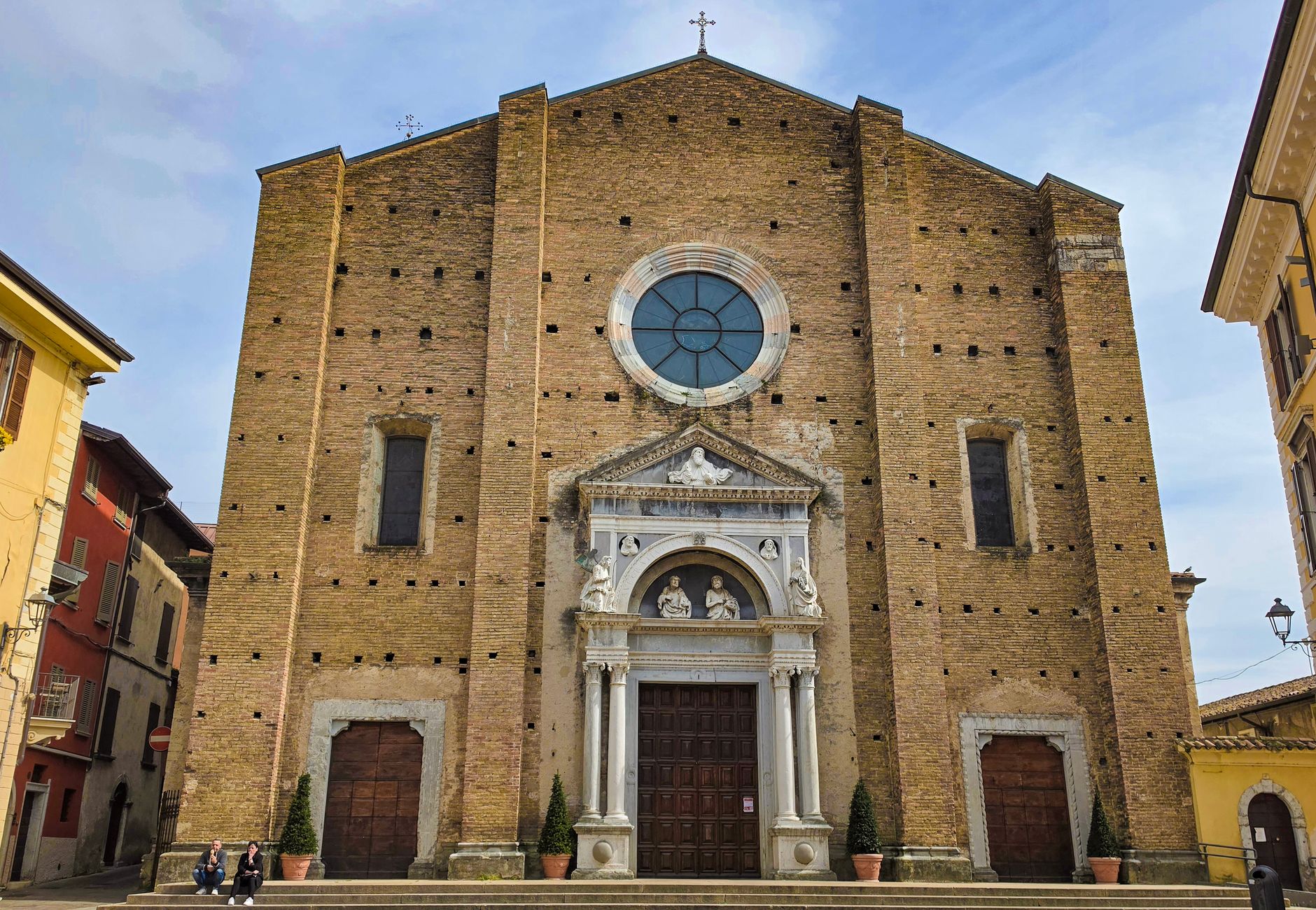 Facciata di una cattedrale italiana in una piazza