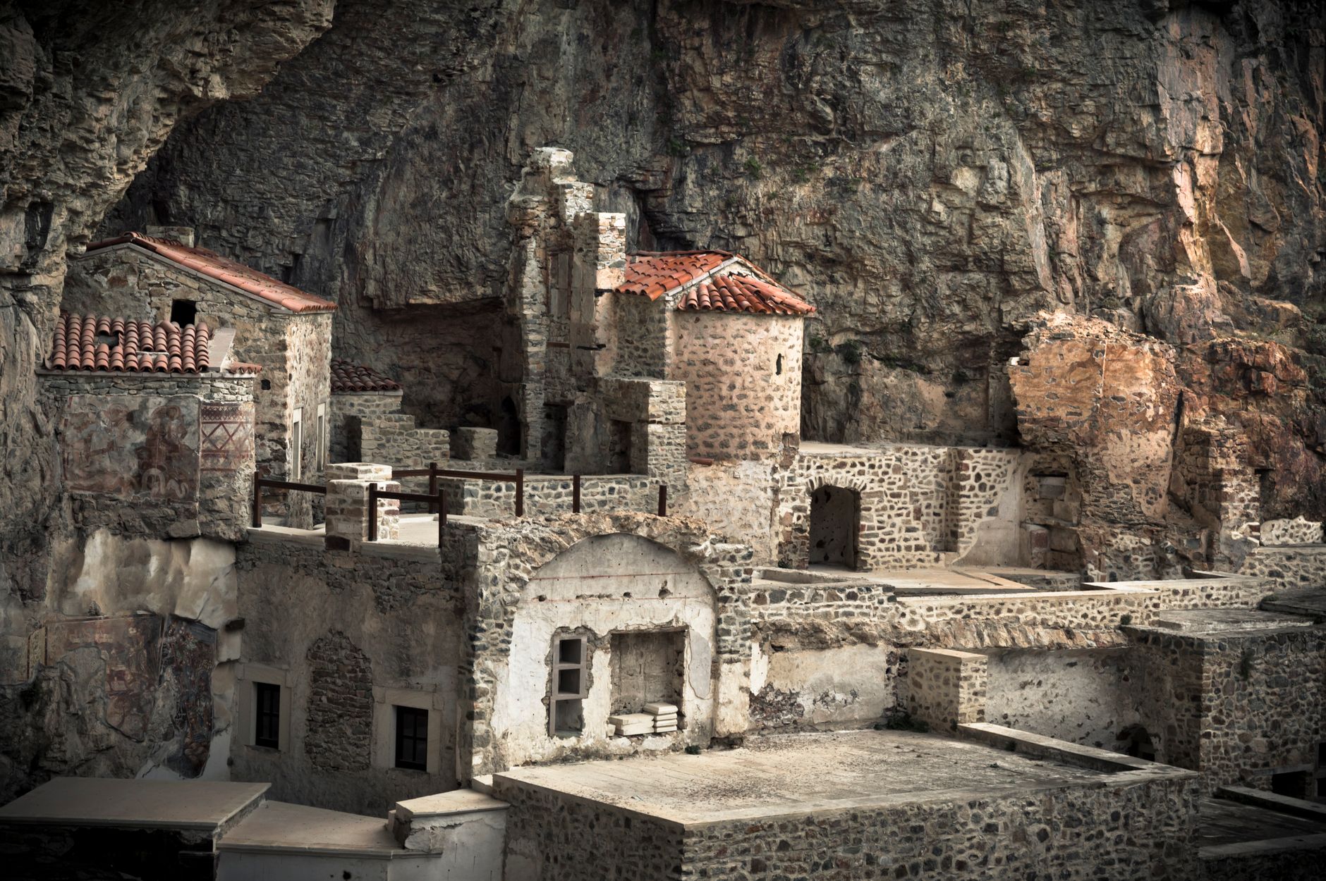 Antico monastero in pietra su un paesaggio collinare