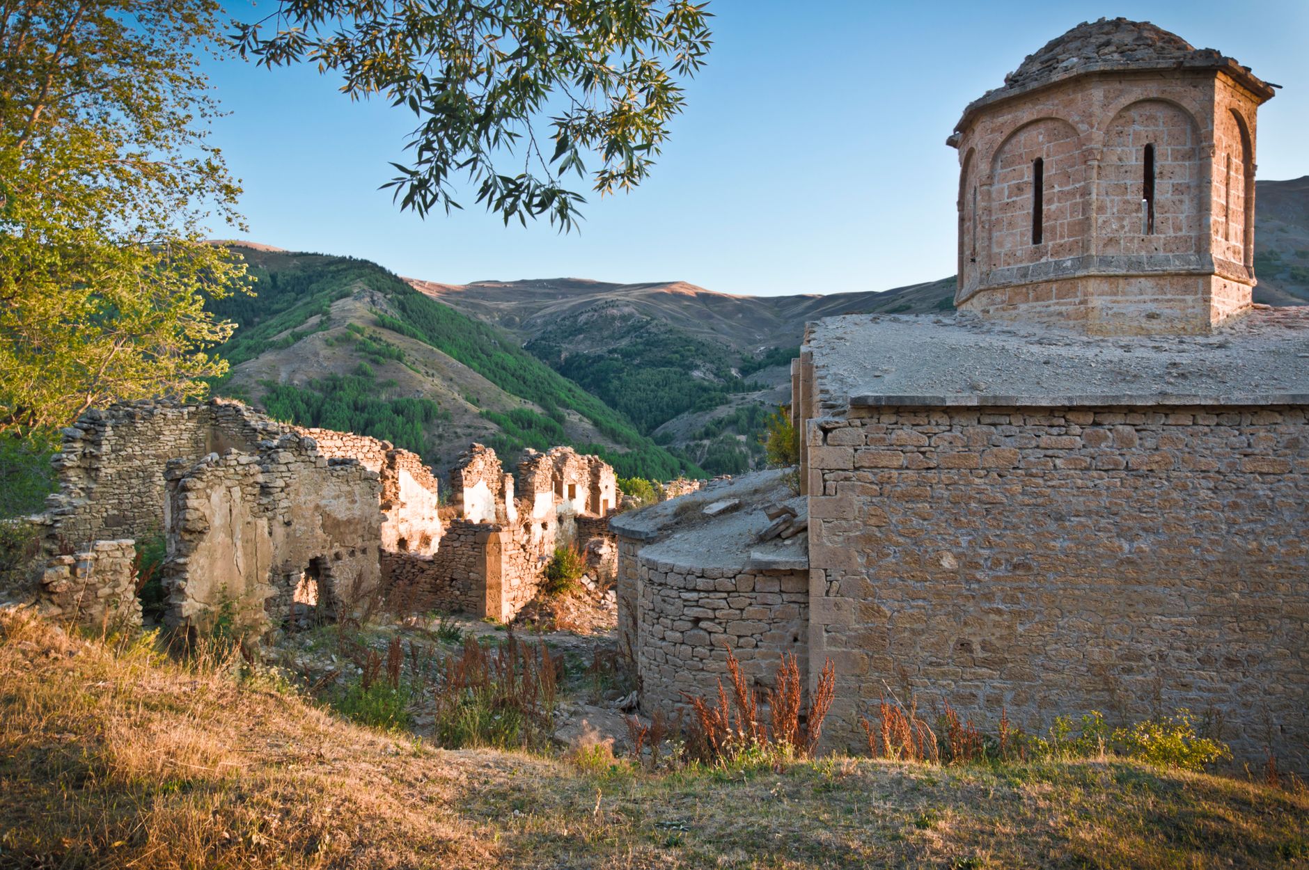 Chiostro di un monastero con colonne