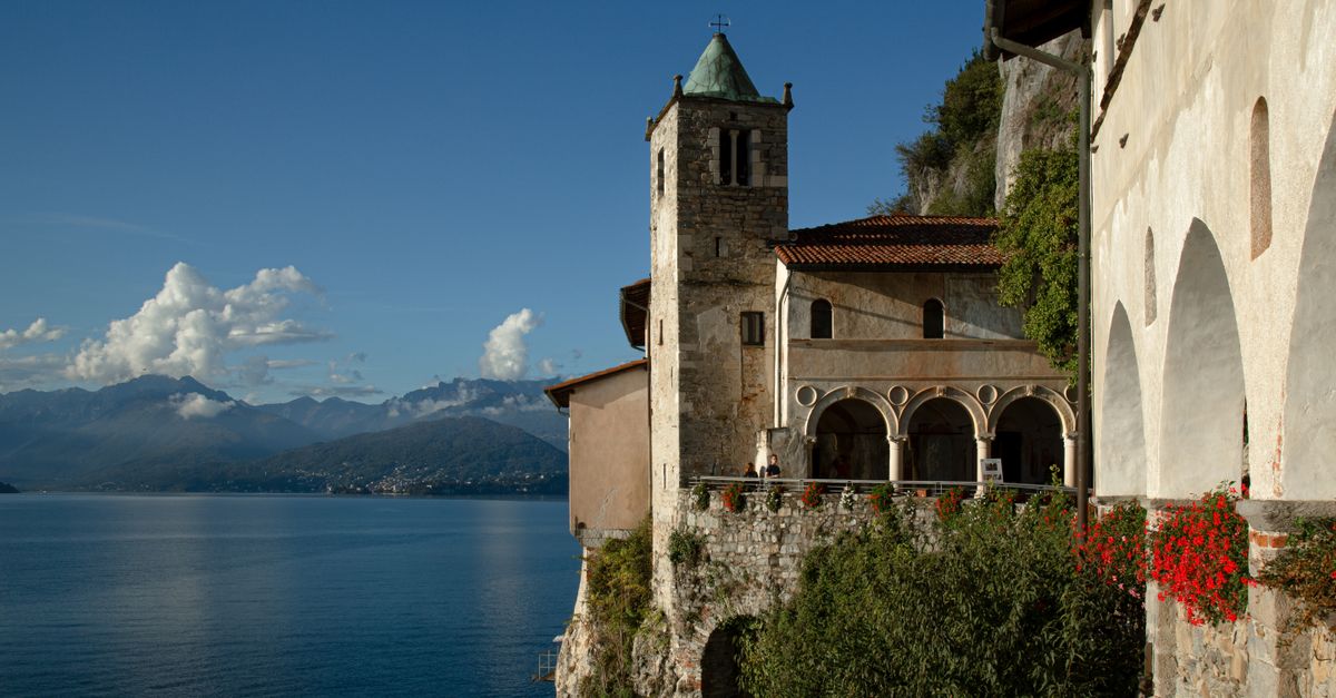 Antica abbazia benedettina immersa nel paesaggio italiano