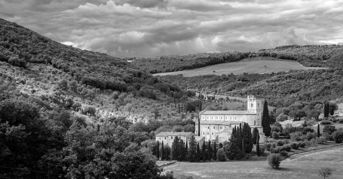 Interno di un'abbazia con archi in pietra