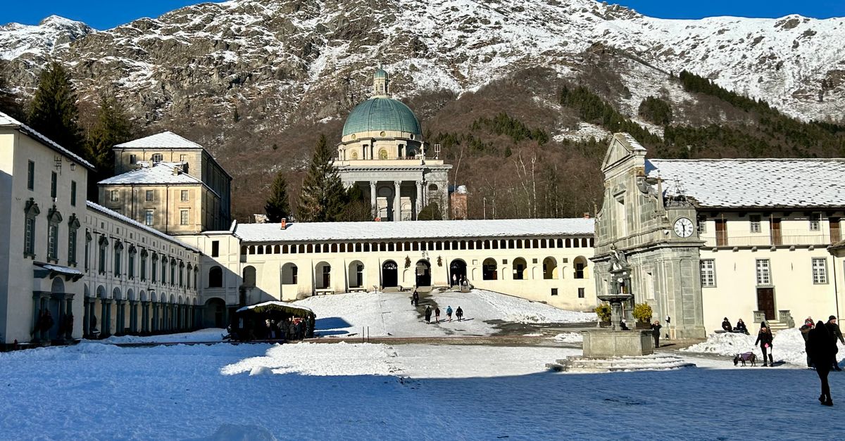 Veduta di un'abbazia italiana su un'altura
