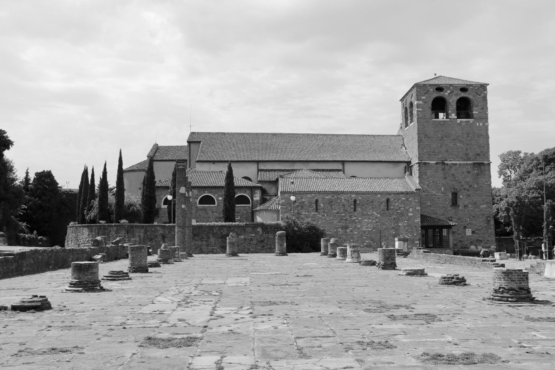 Interno di un'antica basilica con mosaici