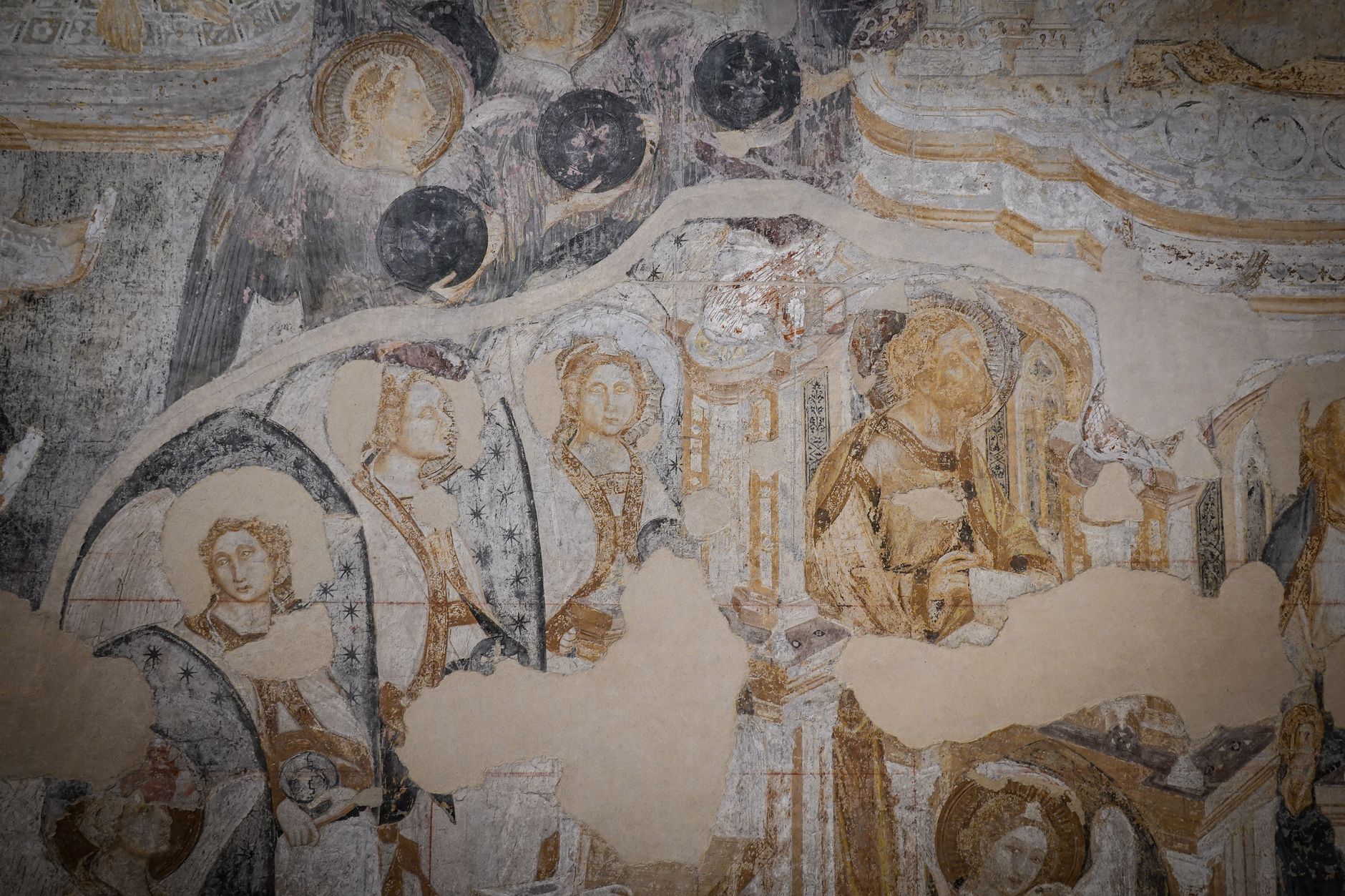 Antico affresco religioso di epoca medievale