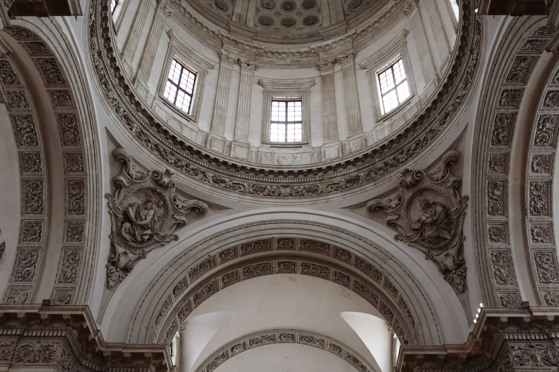 Interno di una chiesa italiana con decorazioni e altare