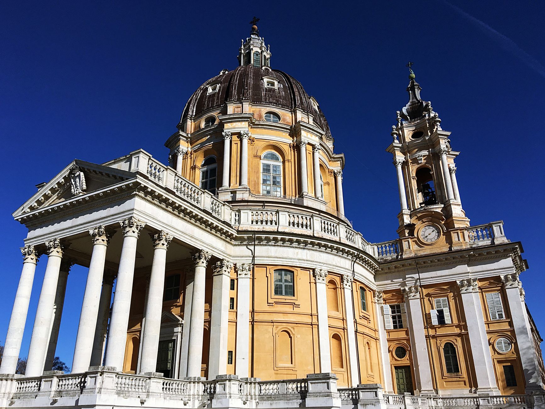 Dettaglio architettonico barocco di una basilica pugliese