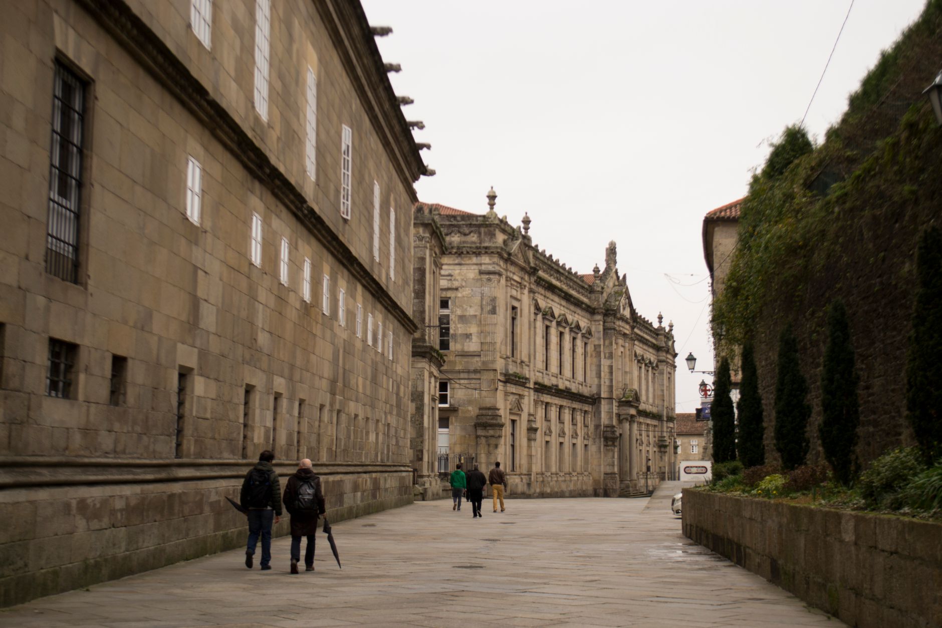 Interno di una cattedrale medievale con navate e archi