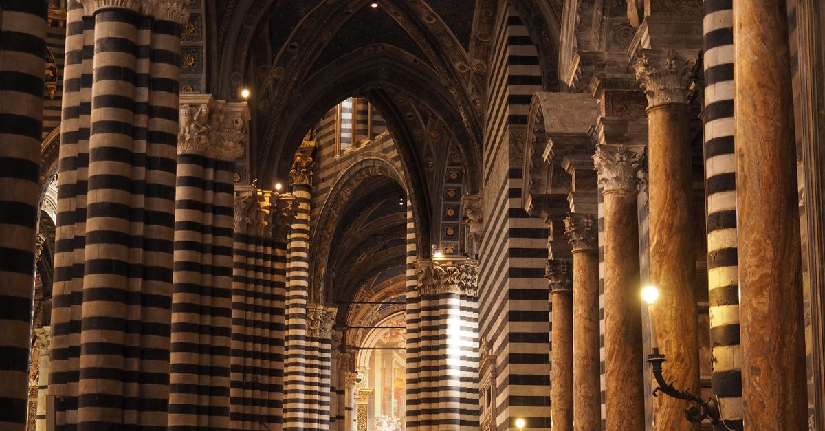 Interno di una chiesa con colonne e archi