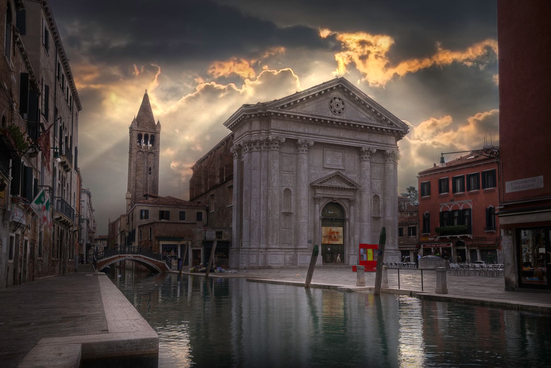 Campanile e cupola di una chiesa in una città italiana