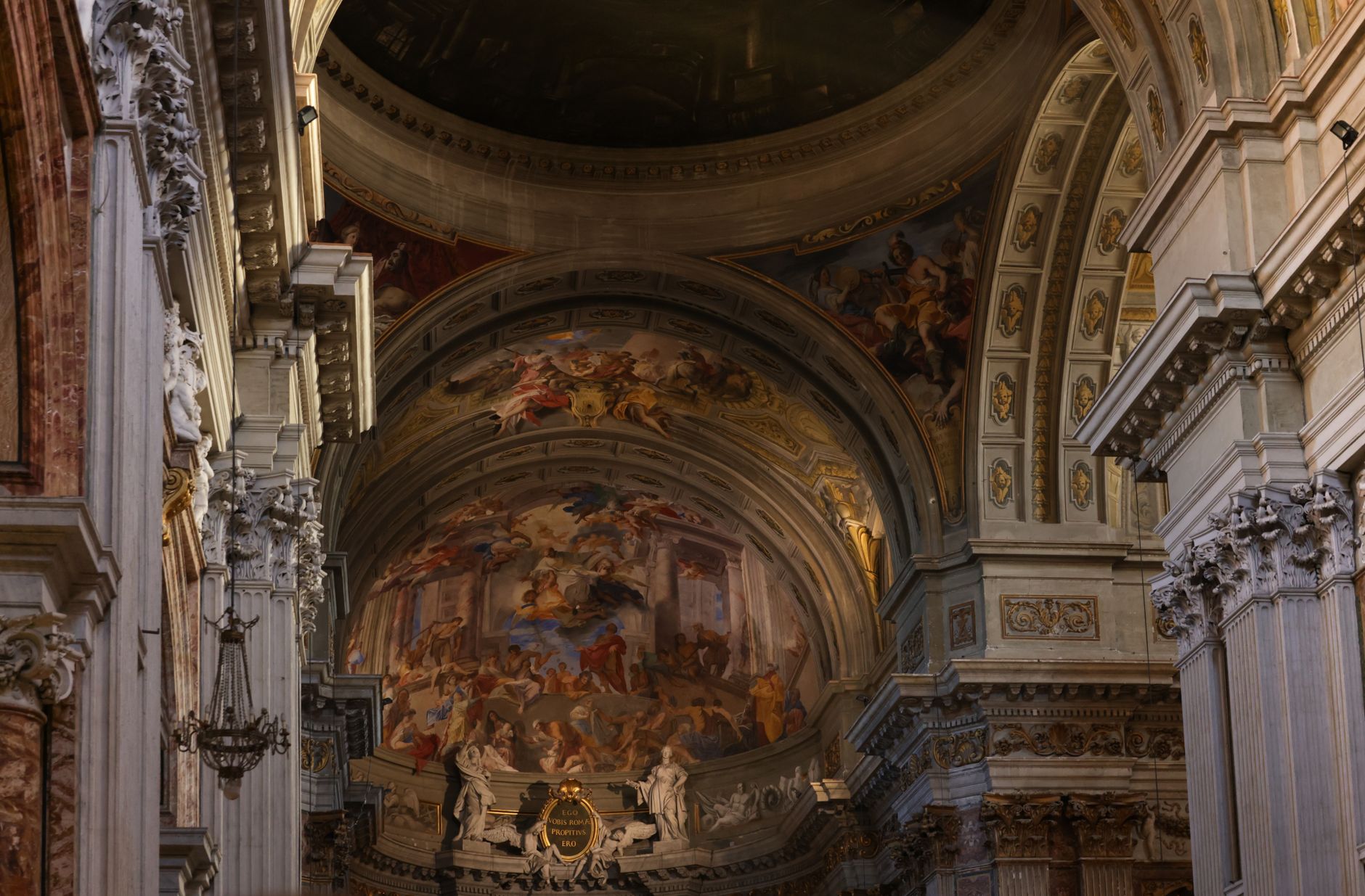 Antico libro aperto con pagine ingiallite