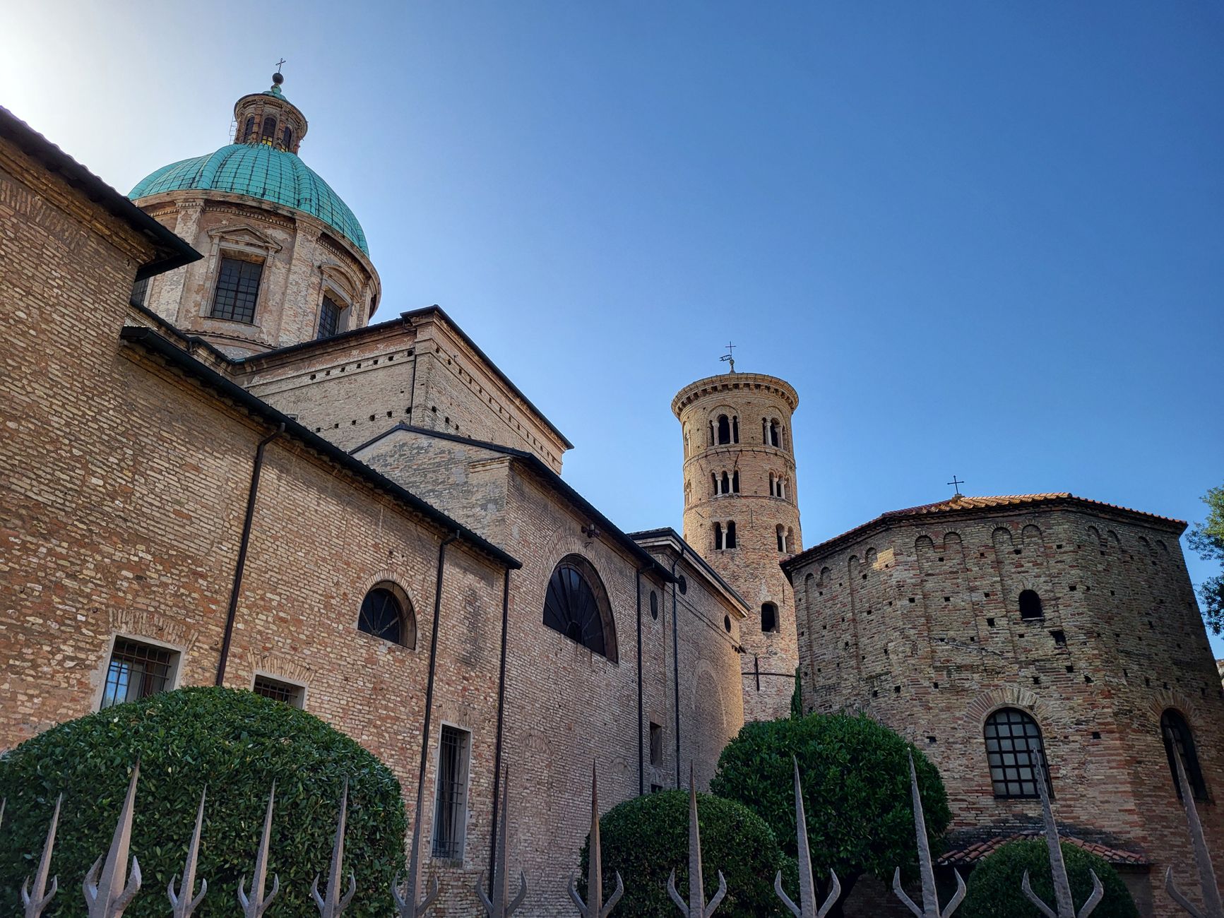 Interno di una basilica con mosaici dorati