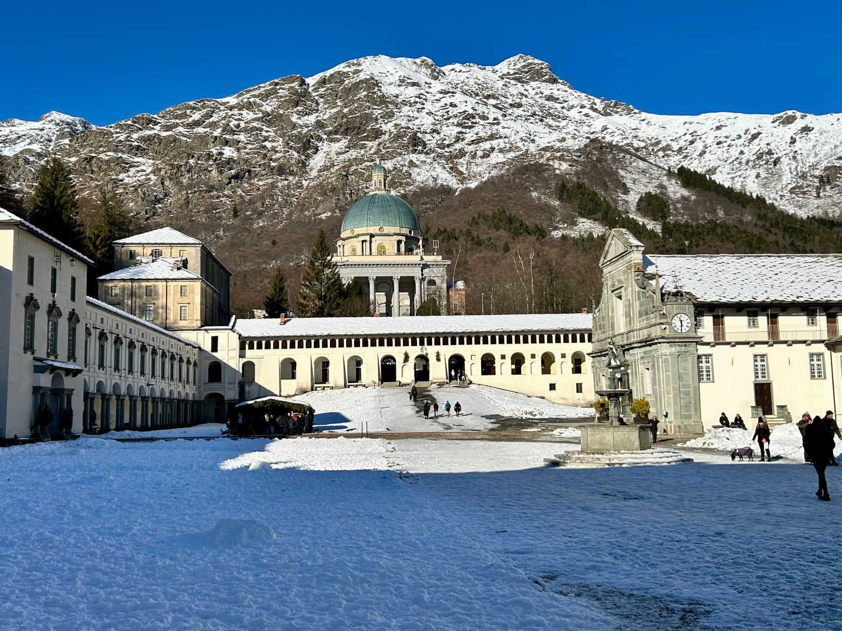 Interno di una chiesa italiana con archi in pietra
