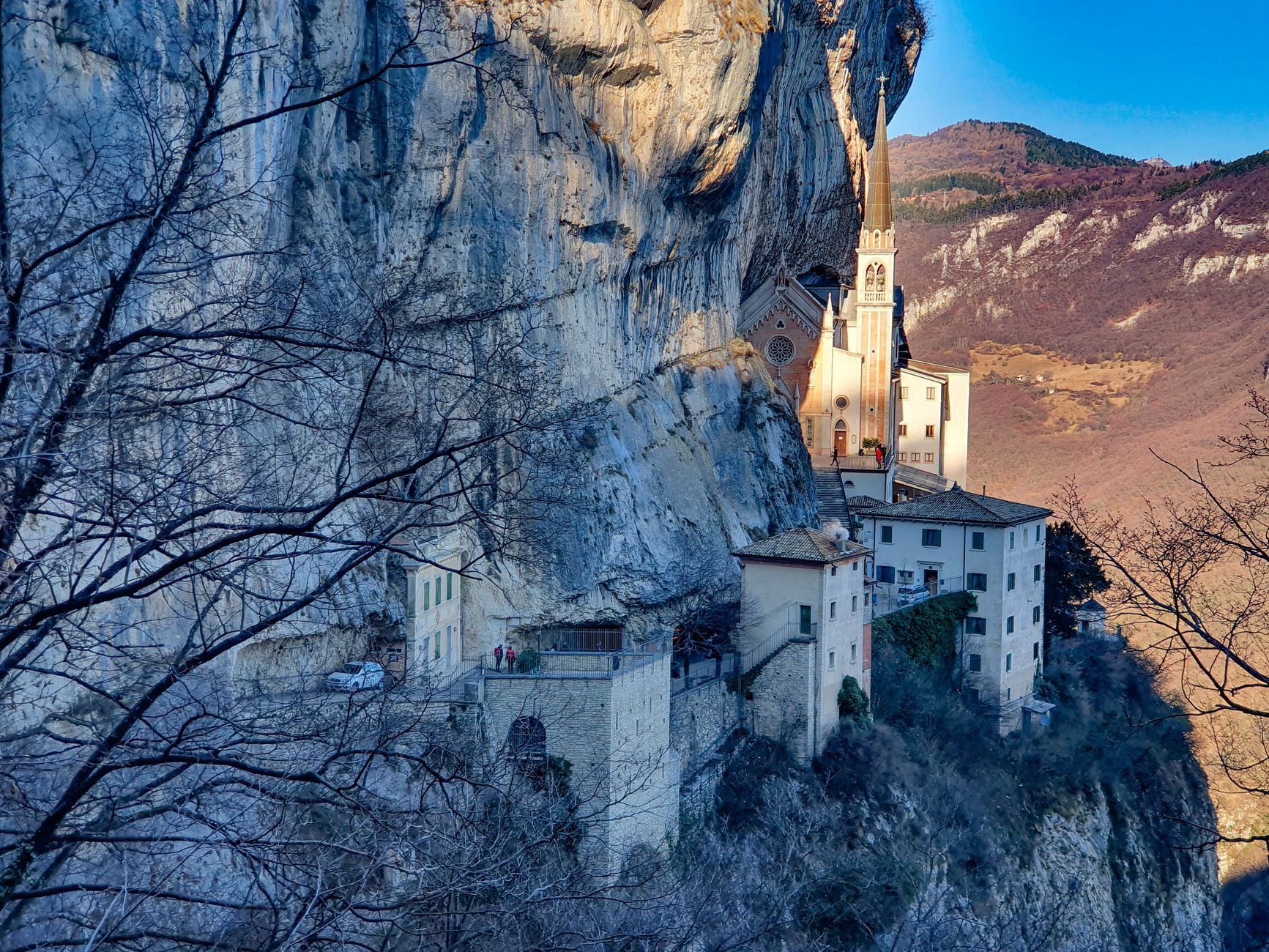 Borgo storico dell'Umbria tra le colline