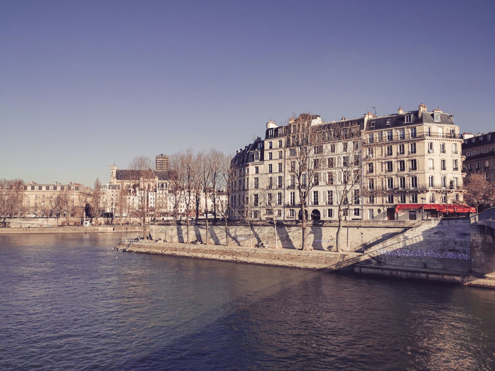 La Senna a Parigi con gli edifici storici lungo il fiume