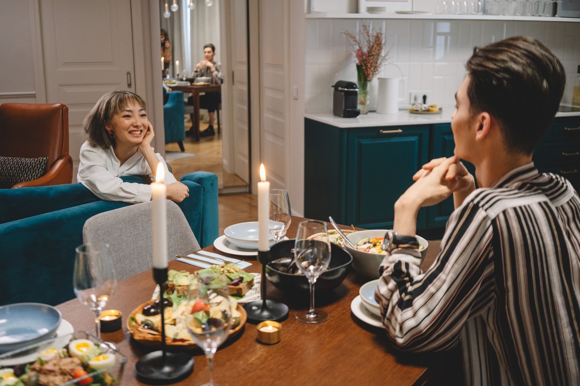 Amici che conversano a tavola dopo un pasto