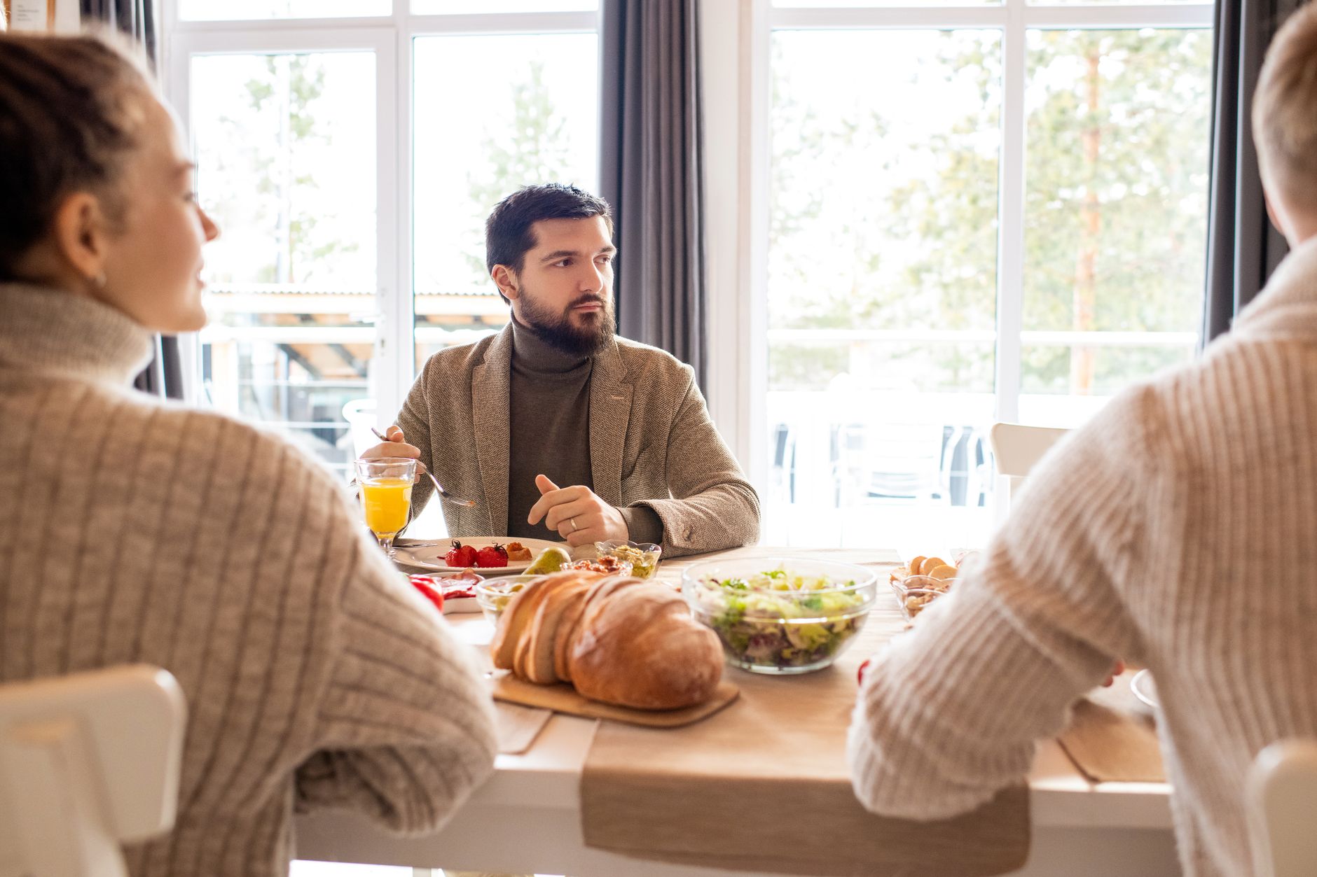Famiglia riunita a tavola che chiacchiera