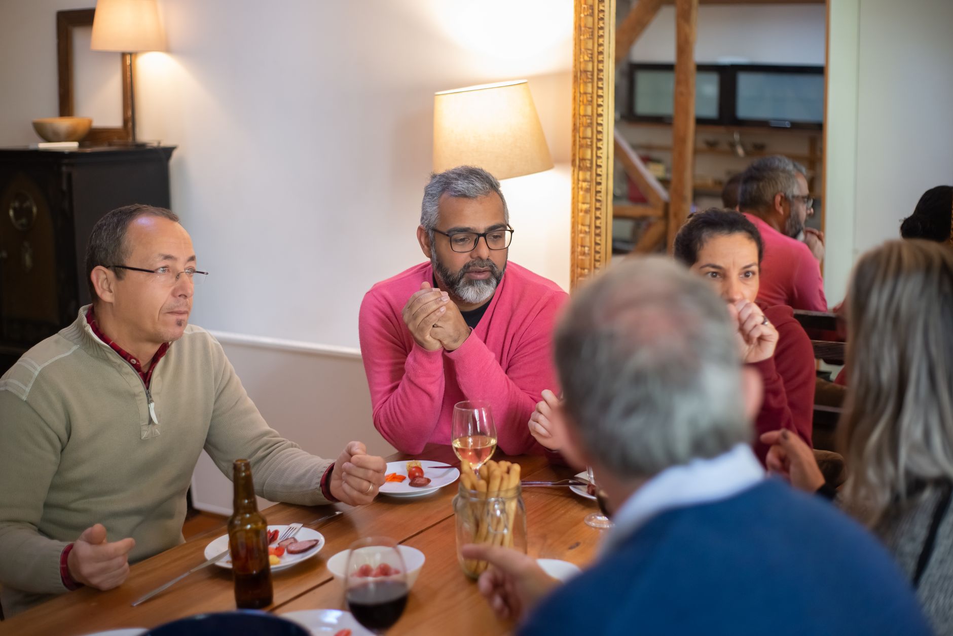 Tazzine di caffè su una tavola conviviale
